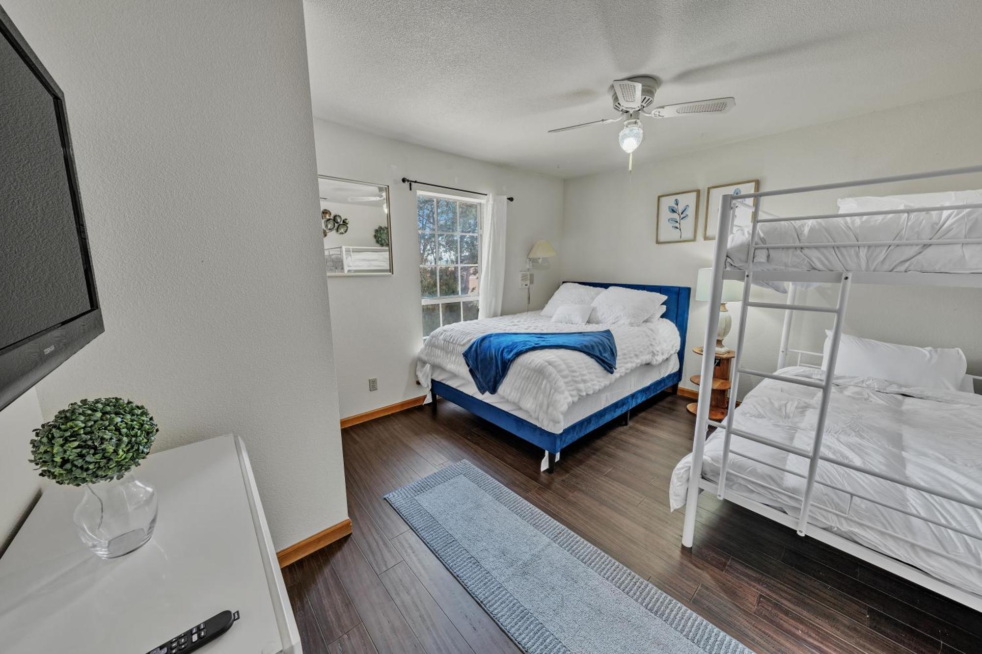 New! Huge Game Room, Hikeable, Red Rock View, Fireplace, Ping Pong, Yoga, Golf Course, Pickle Ball! Sedona