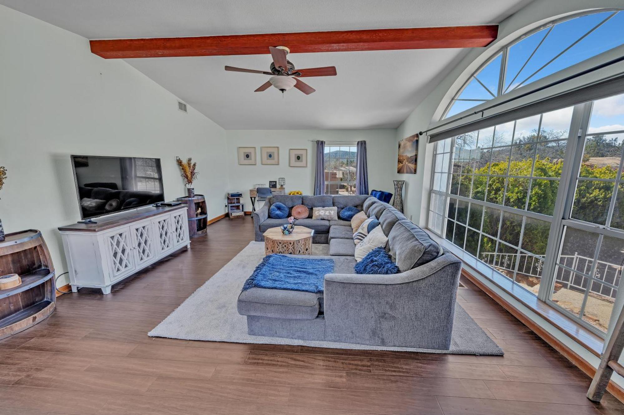 New! Huge Game Room, Hikeable, Red Rock View, Fireplace, Ping Pong, Yoga, Golf Course, Pickle Ball! Holiday home *