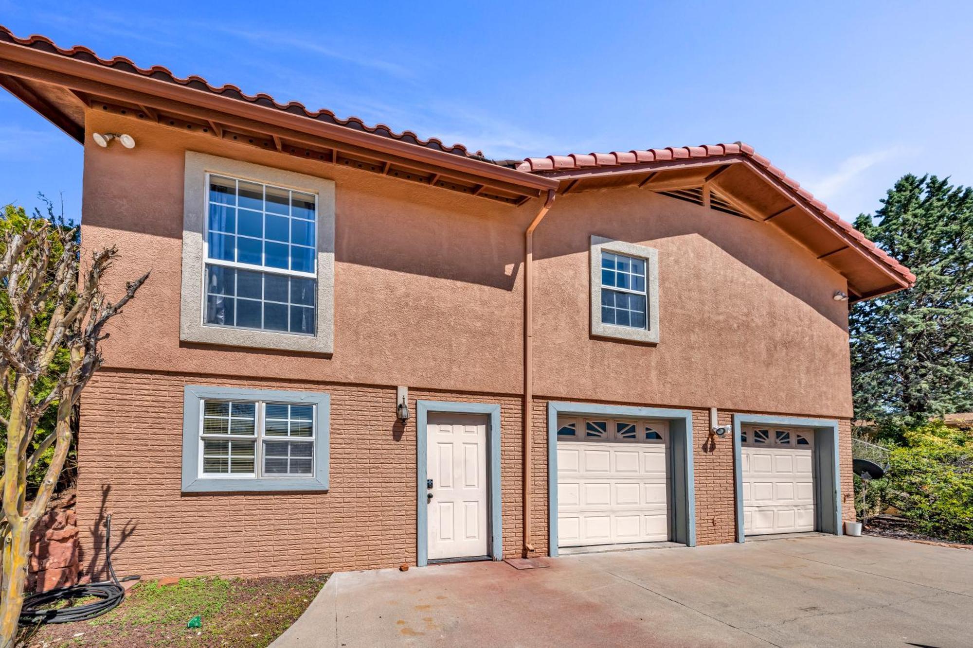 Holiday home New! Huge Game Room, Hikeable, Red Rock View, Fireplace, Ping Pong, Yoga, Golf Course, Pickle Ball! *