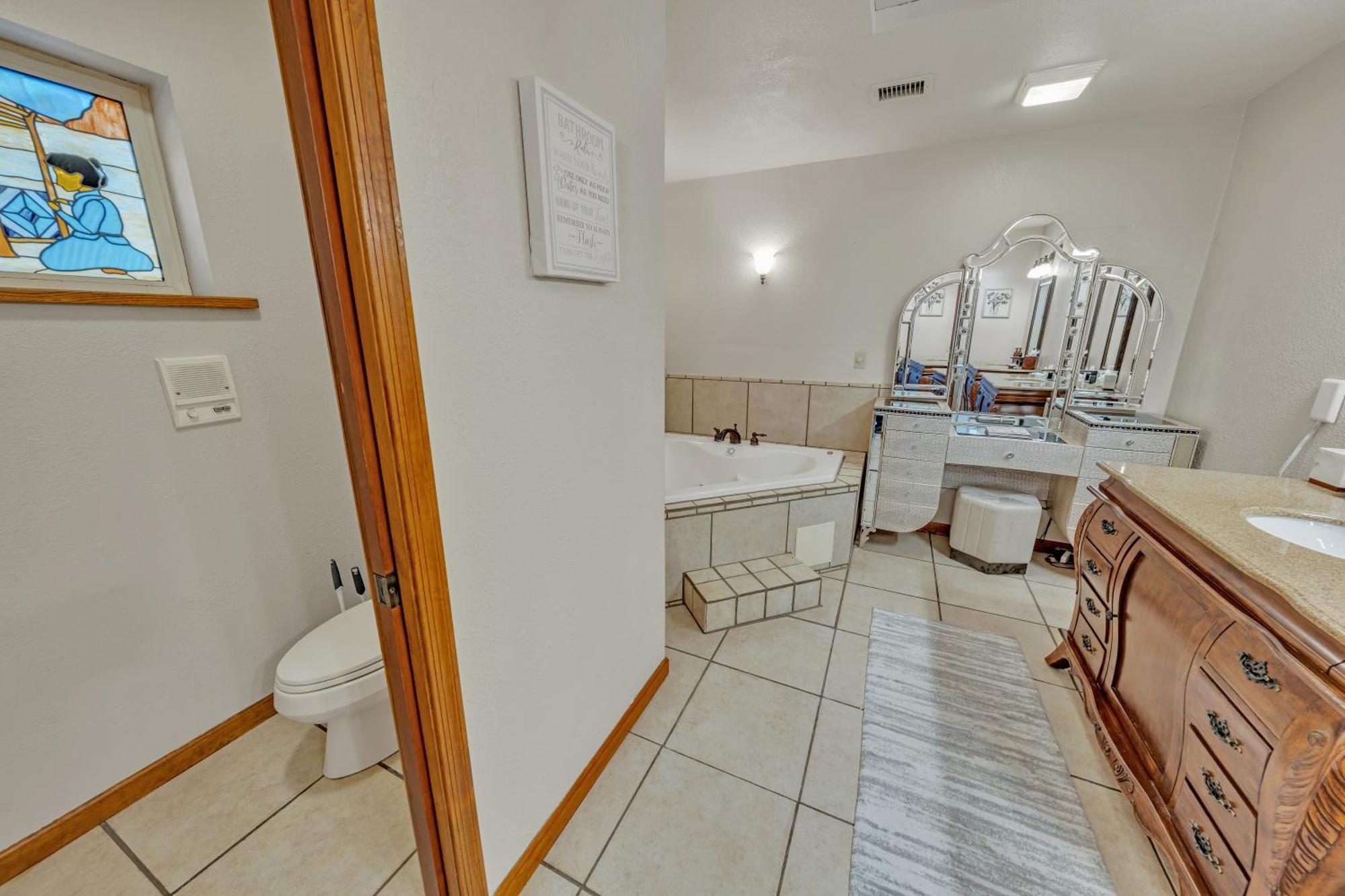 Holiday home New! Huge Game Room, Hikeable, Red Rock View, Fireplace, Ping Pong, Yoga, Golf Course, Pickle Ball! Sedona