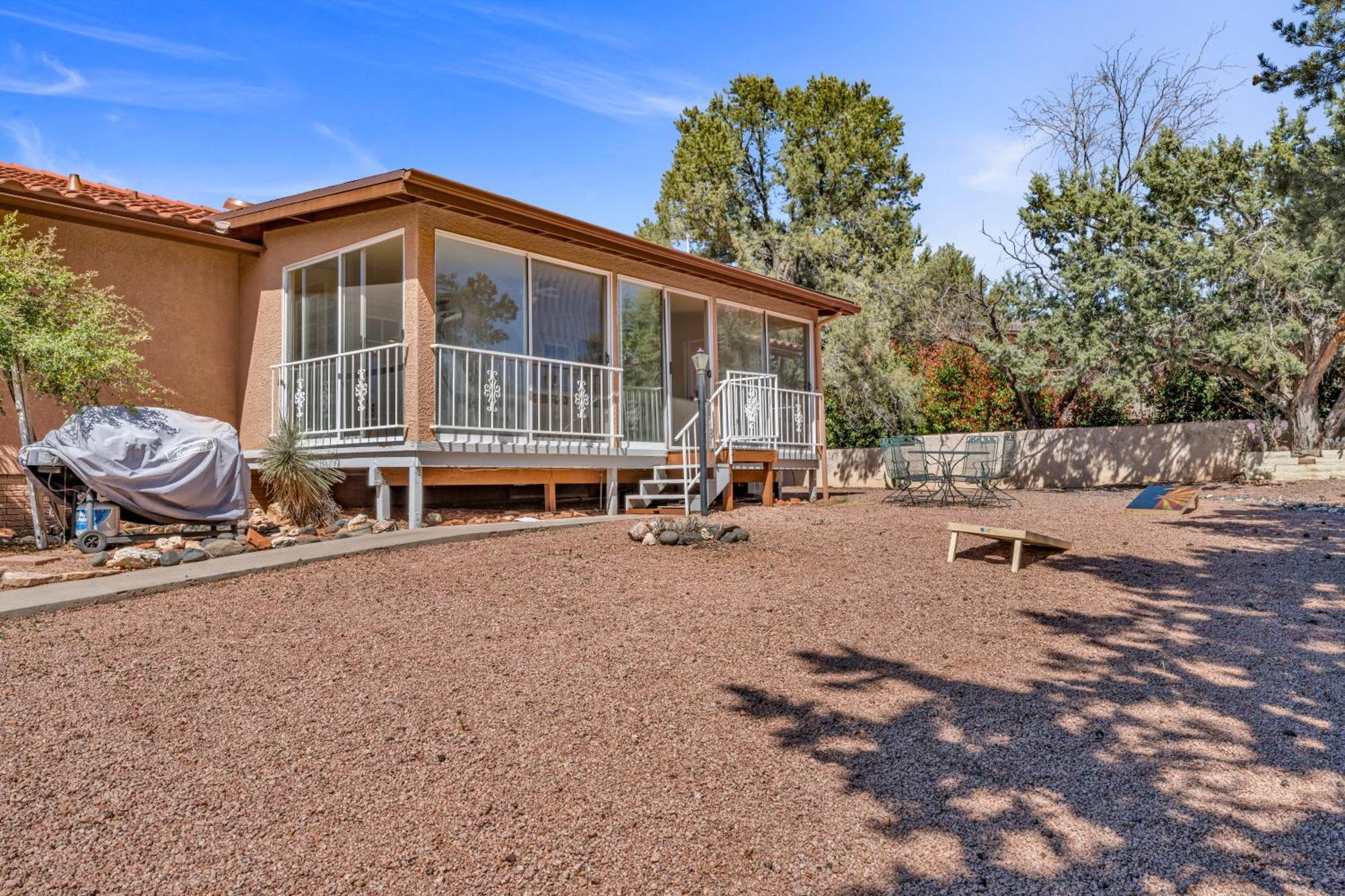 Holiday home New! Huge Game Room, Hikeable, Red Rock View, Fireplace, Ping Pong, Yoga, Golf Course, Pickle Ball!