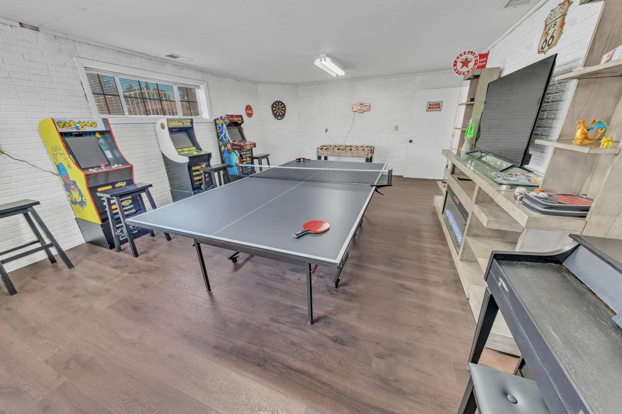 New! Huge Game Room, Hikeable, Red Rock View, Fireplace, Ping Pong, Yoga, Golf Course, Pickle Ball! Holiday home
