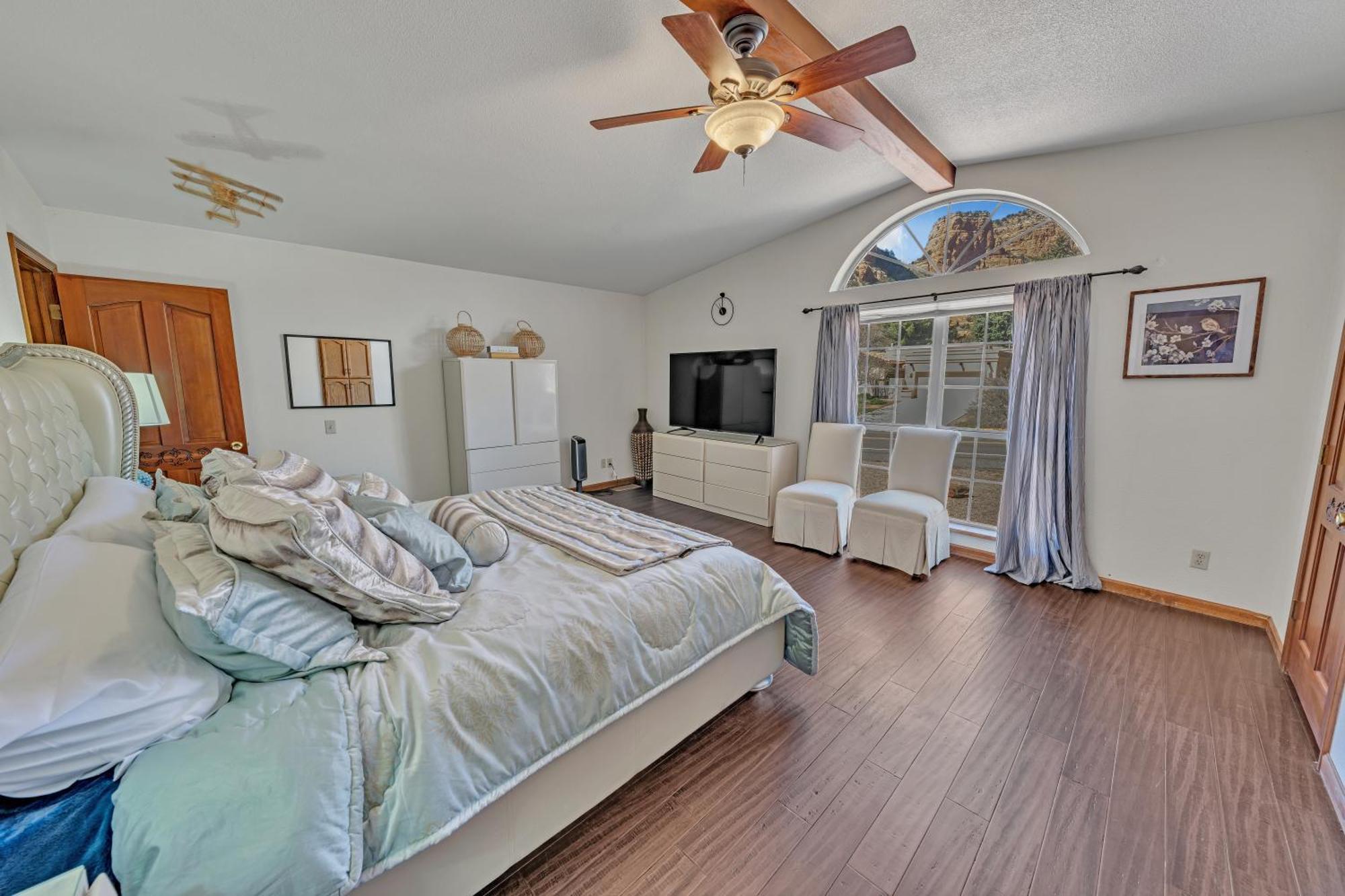 New! Huge Game Room, Hikeable, Red Rock View, Fireplace, Ping Pong, Yoga, Golf Course, Pickle Ball! Holiday home