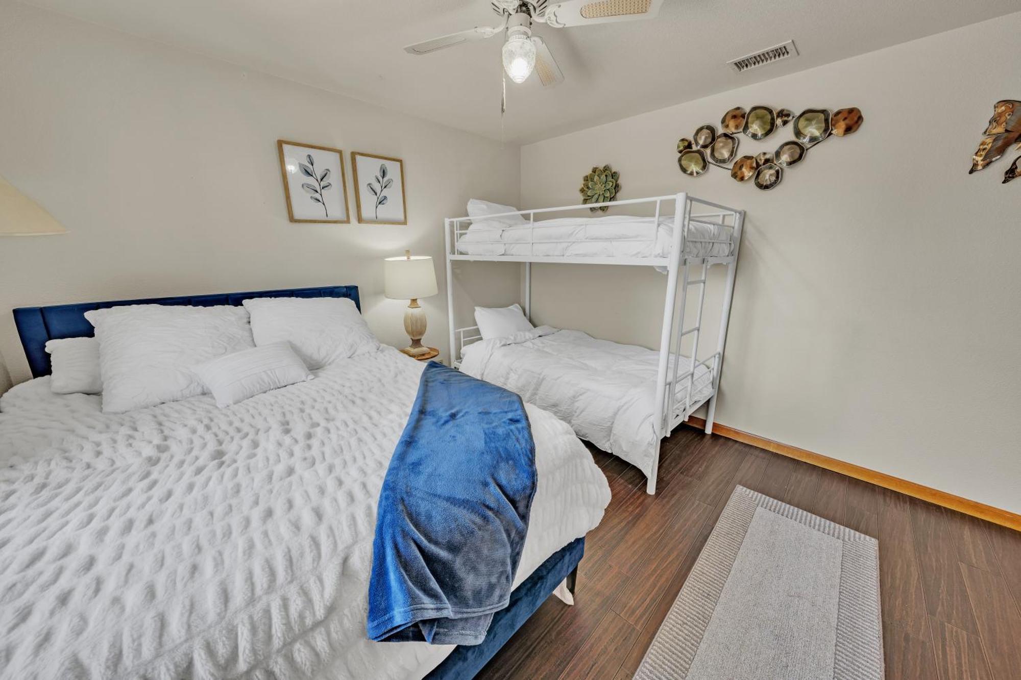 New! Huge Game Room, Hikeable, Red Rock View, Fireplace, Ping Pong, Yoga, Golf Course, Pickle Ball! Holiday home