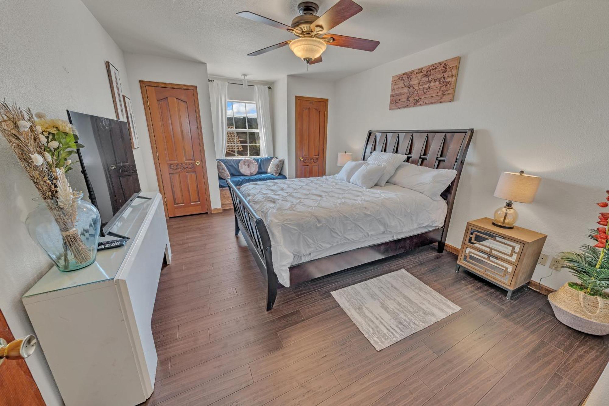 New! Huge Game Room, Hikeable, Red Rock View, Fireplace, Ping Pong, Yoga, Golf Course, Pickle Ball!