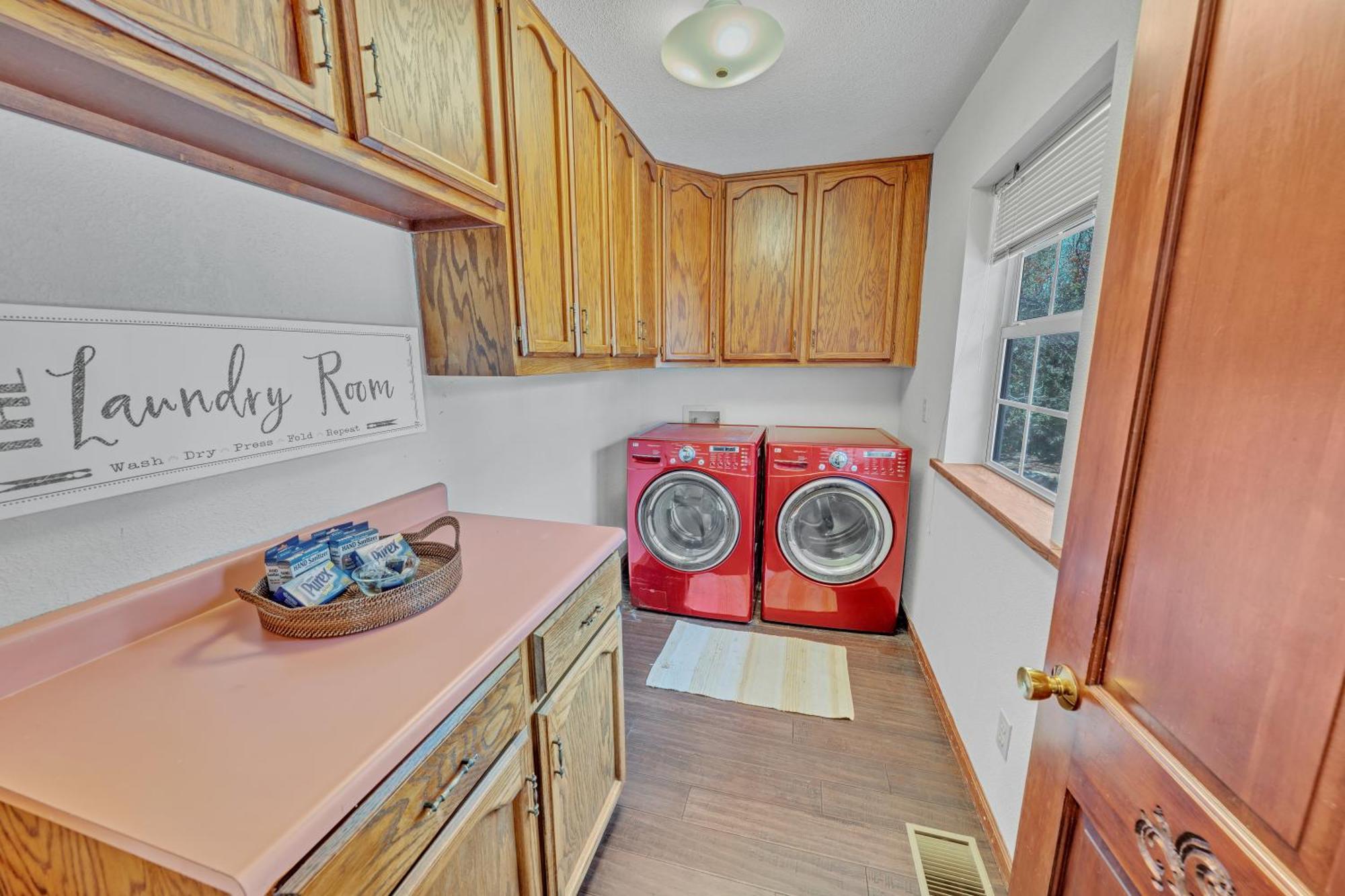New! Huge Game Room, Hikeable, Red Rock View, Fireplace, Ping Pong, Yoga, Golf Course, Pickle Ball! *