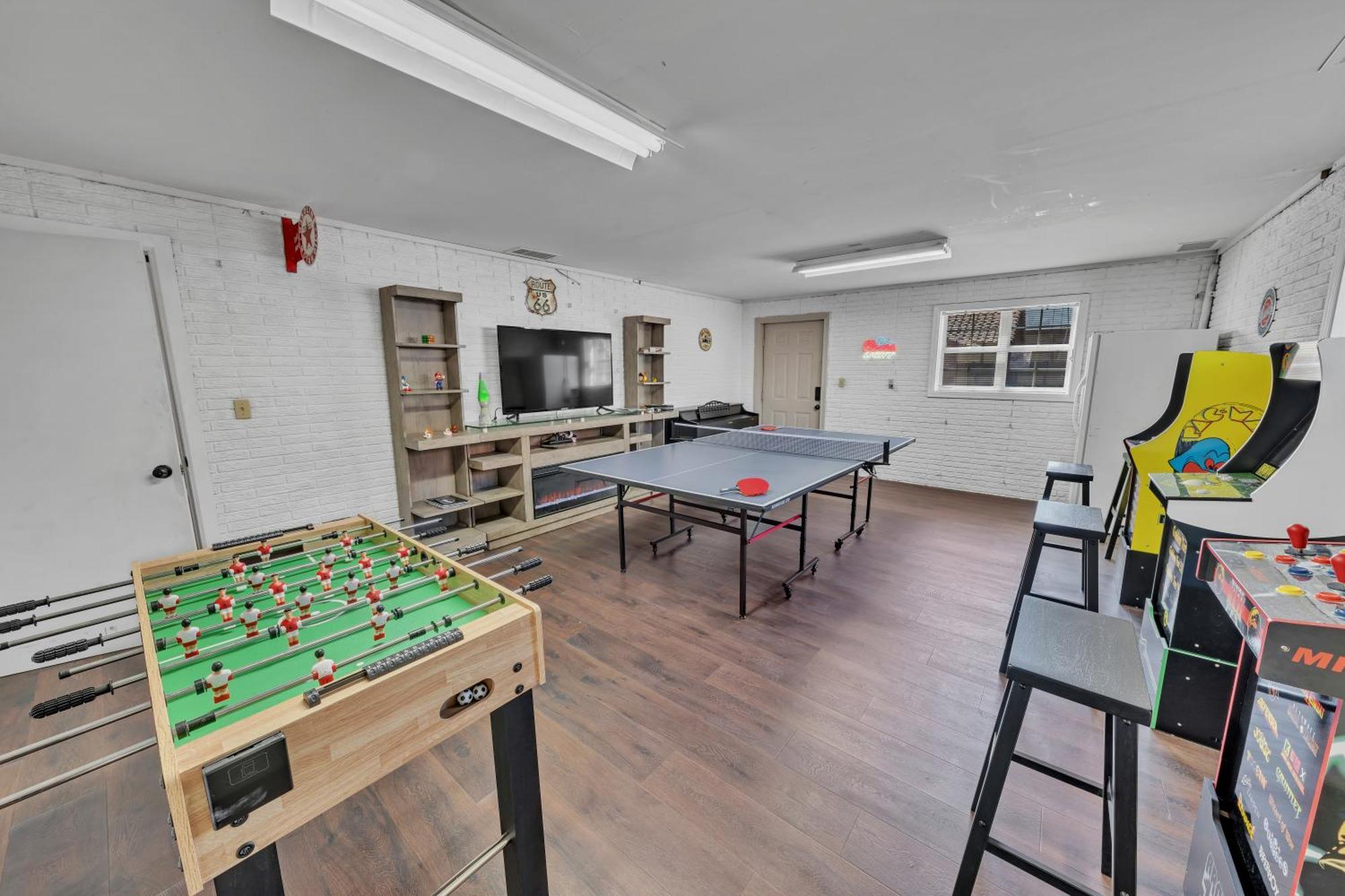 New! Huge Game Room, Hikeable, Red Rock View, Fireplace, Ping Pong, Yoga, Golf Course, Pickle Ball! Holiday home *