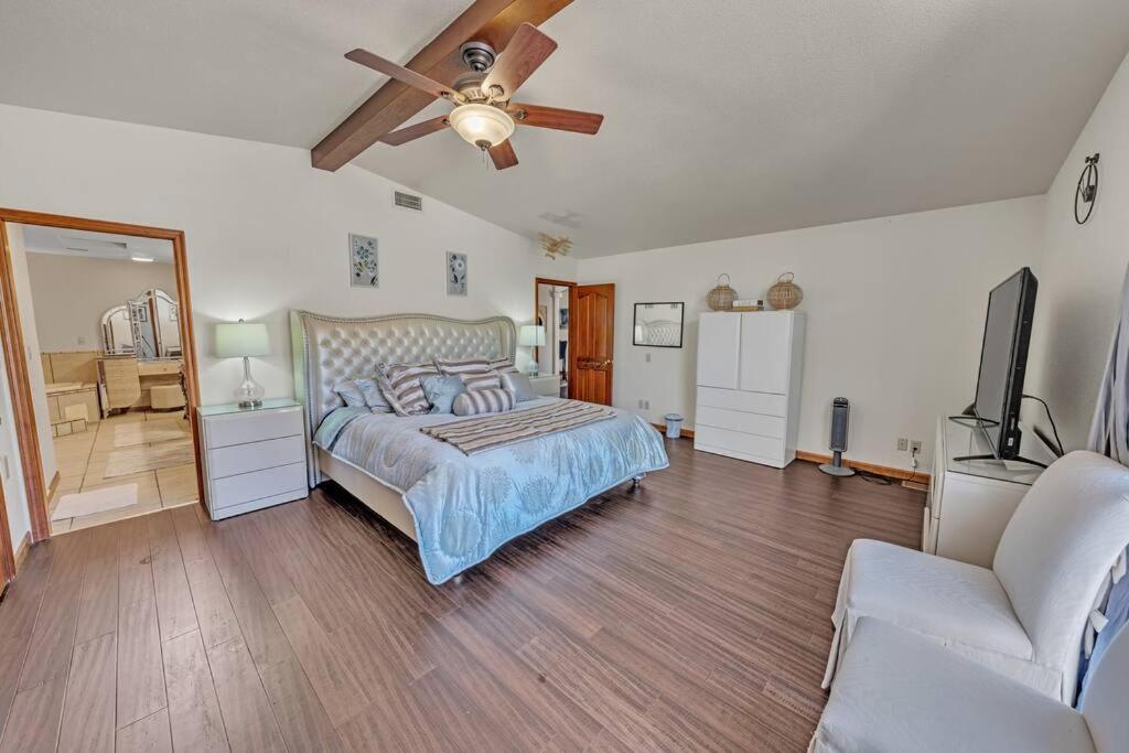 New! Huge Game Room, Hikeable, Red Rock View, Fireplace, Ping Pong, Yoga, Golf Course, Pickle Ball! * Sedona