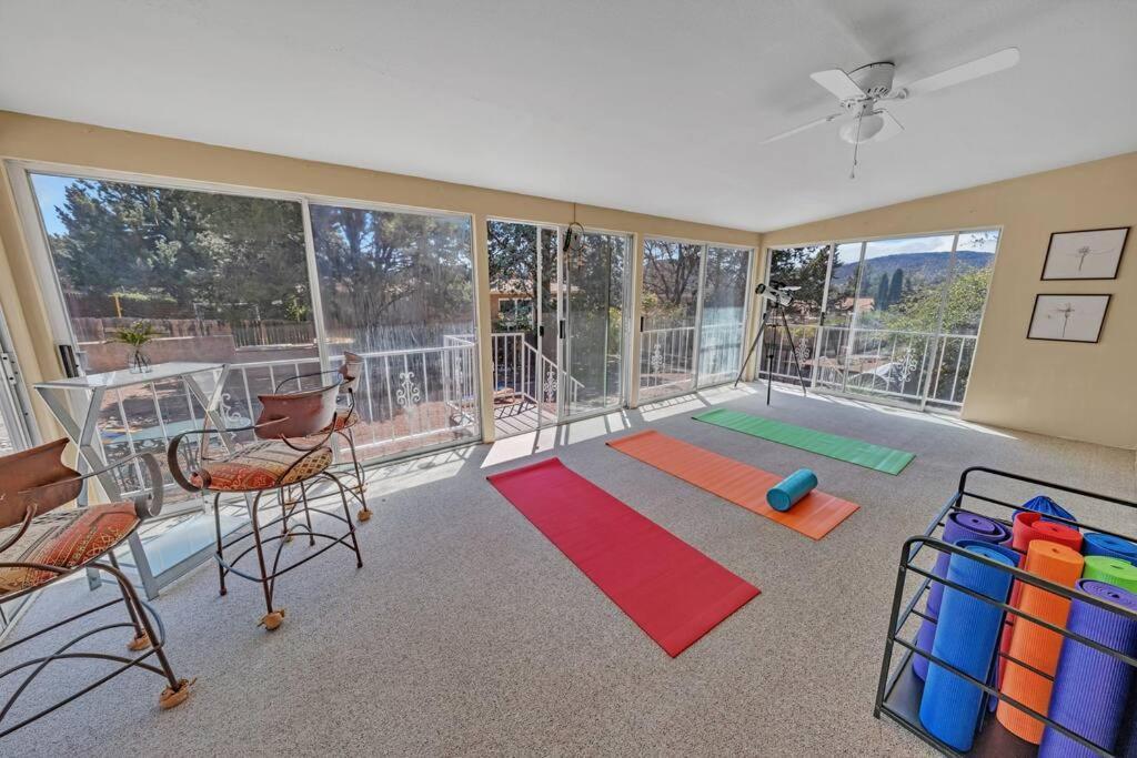 Holiday home New! Huge Game Room, Hikeable, Red Rock View, Fireplace, Ping Pong, Yoga, Golf Course, Pickle Ball!