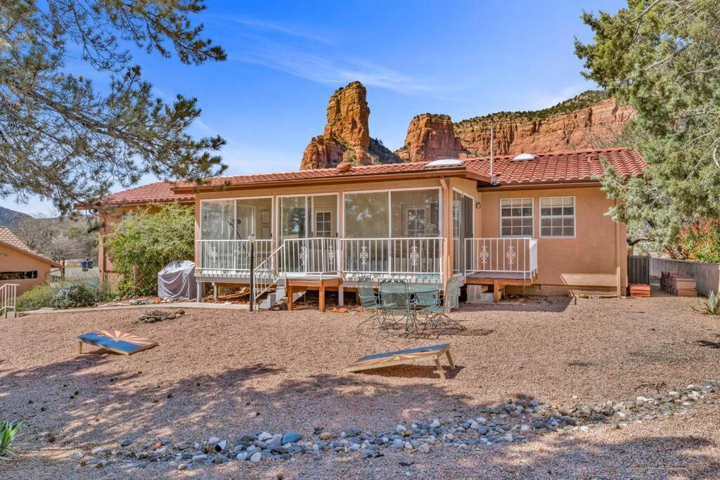 New! Huge Game Room, Hikeable, Red Rock View, Fireplace, Ping Pong, Yoga, Golf Course, Pickle Ball! Holiday home