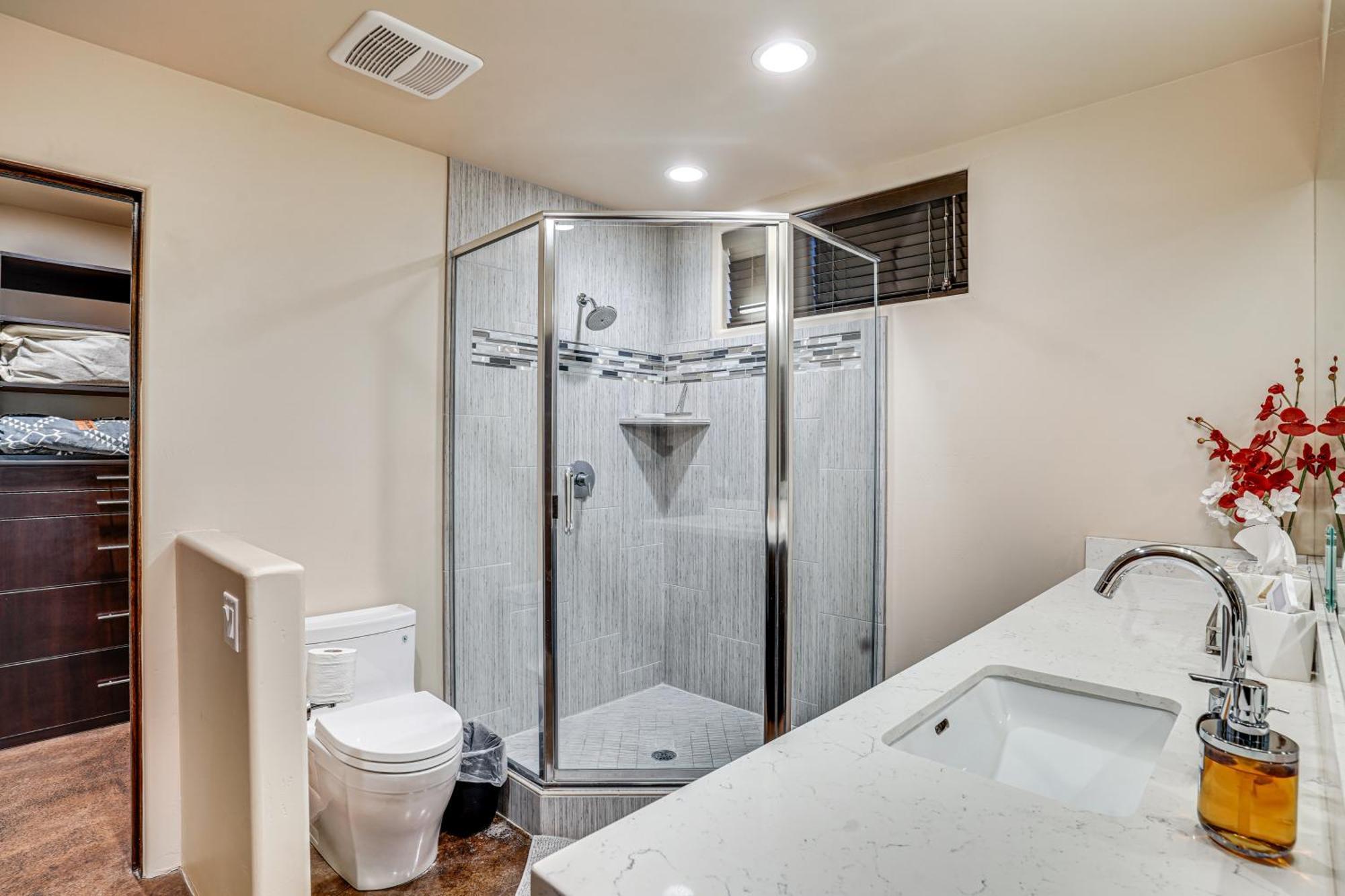 Apartment Couples Retreat With Patio Walk To Trails! *