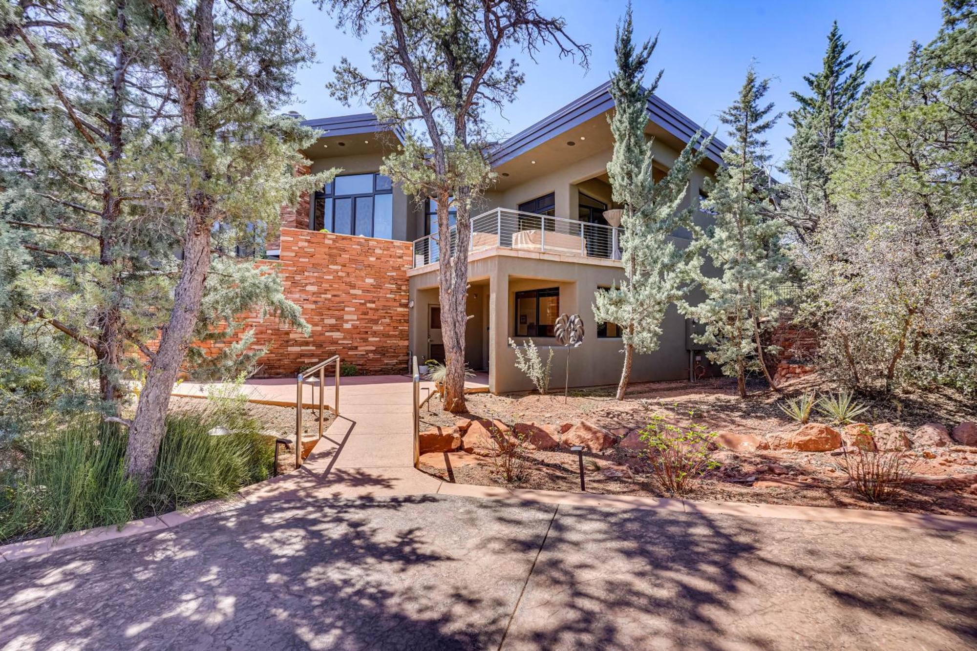 Couples Retreat With Patio Walk To Trails!
