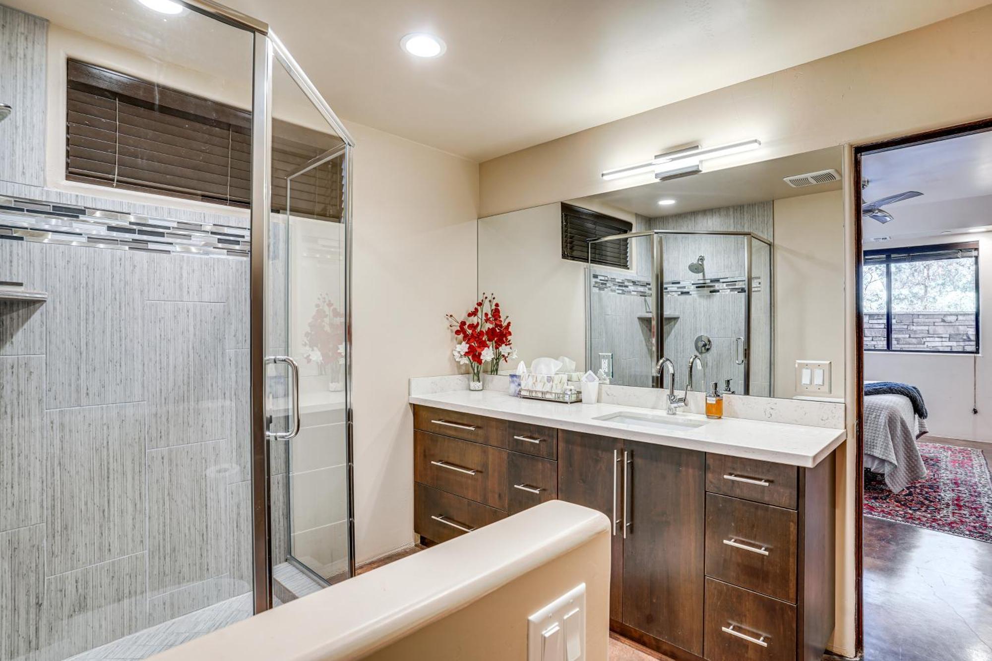 Couples Retreat With Patio Walk To Trails! Apartment *
