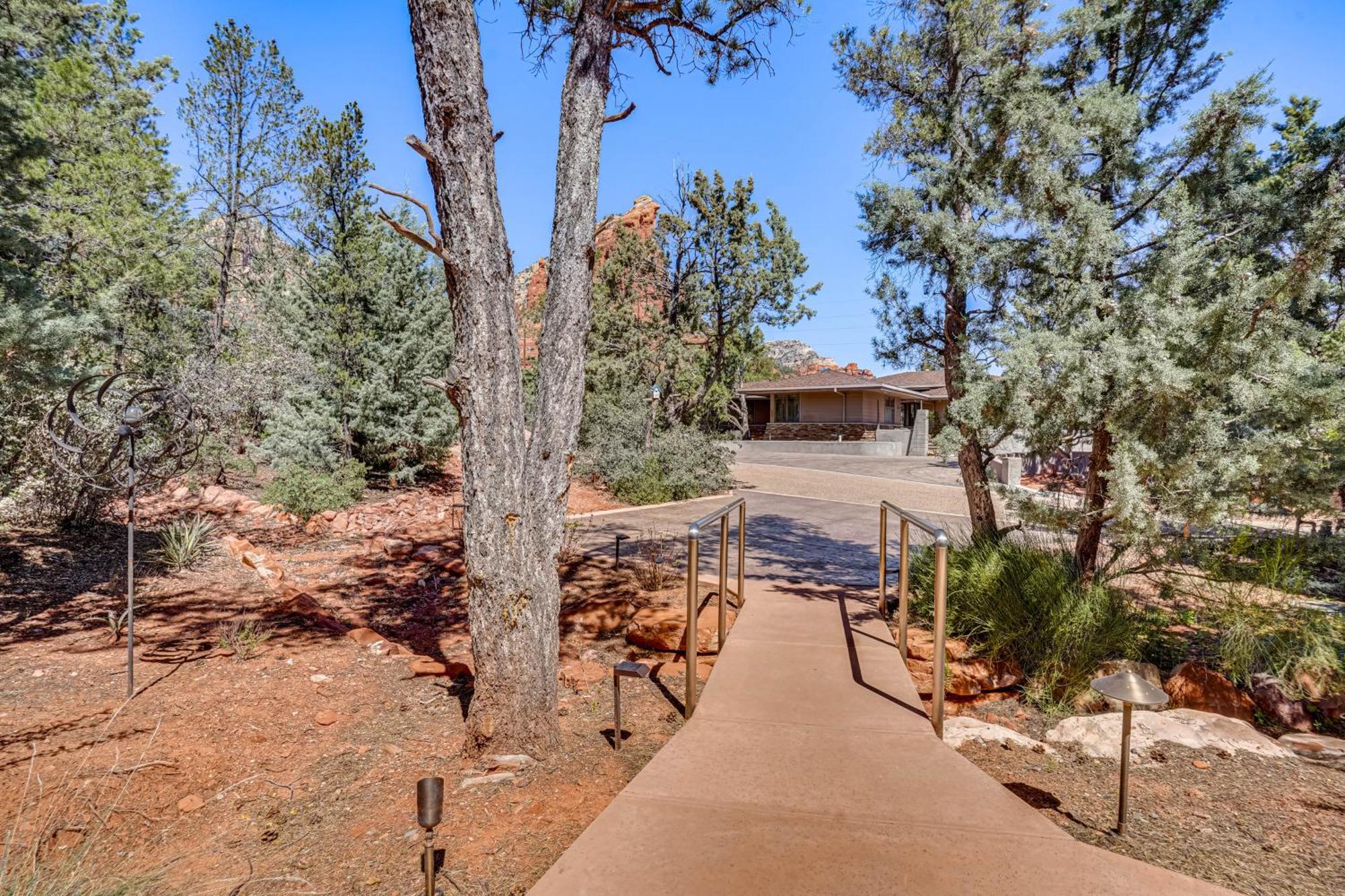 Apartment Couples Retreat With Patio Walk To Trails!