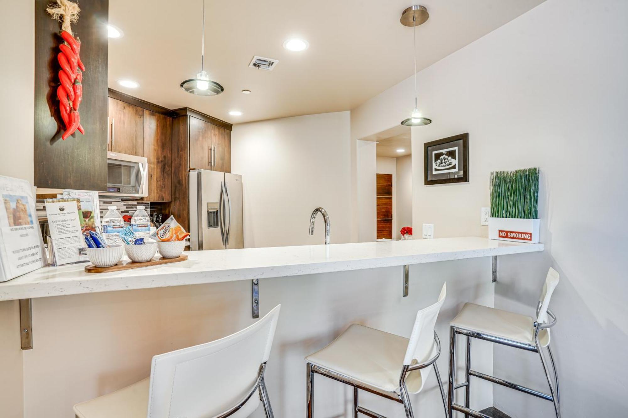 Apartment Couples Retreat With Patio Walk To Trails! *
