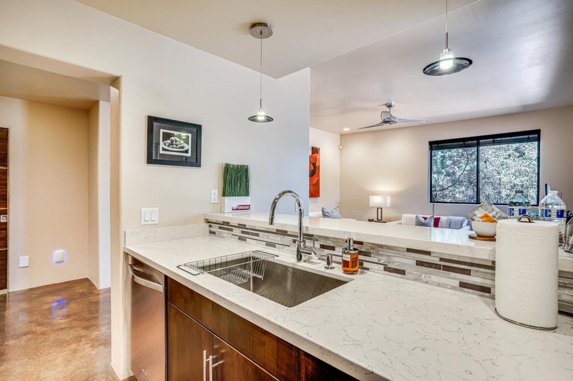 Couples Retreat With Patio Walk To Trails! *
