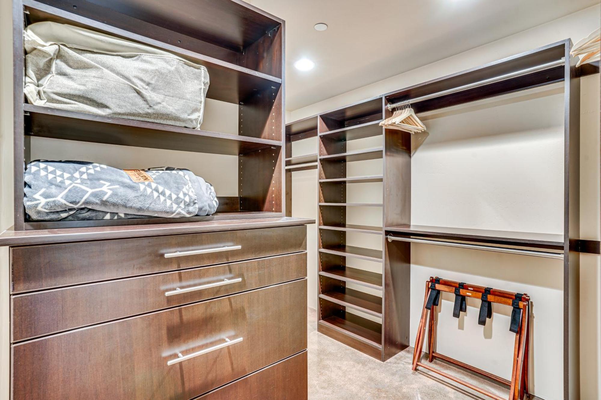 Apartment Couples Retreat With Patio Walk To Trails!