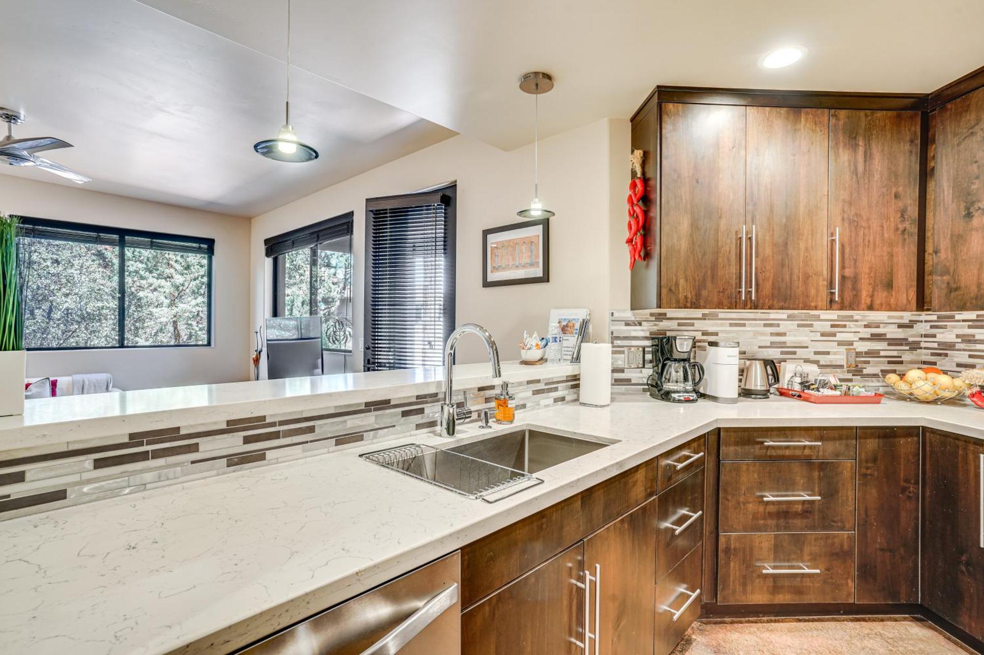 Couples Retreat With Patio Walk To Trails! Apartment