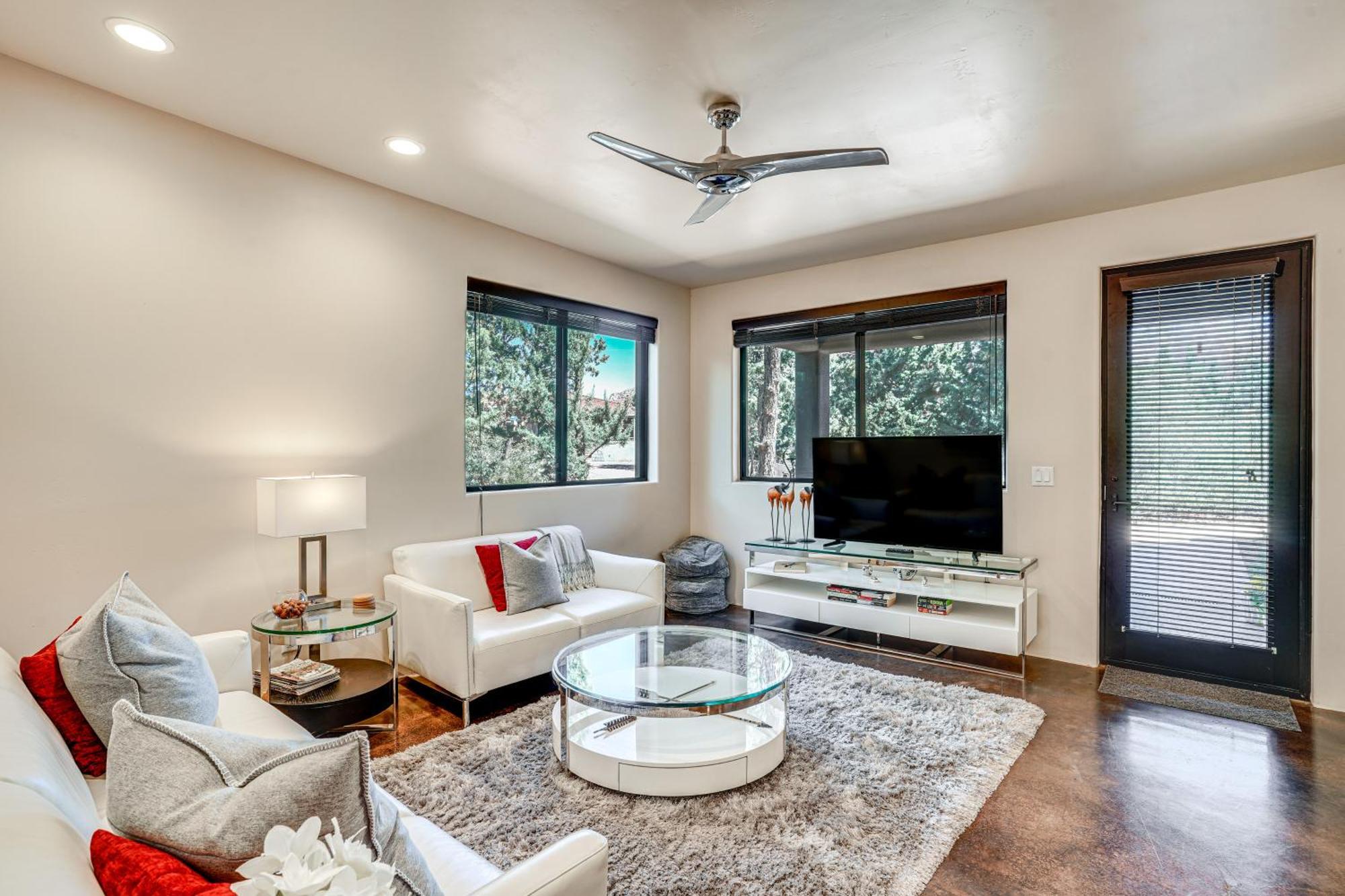 Apartment Couples Retreat With Patio Walk To Trails! *