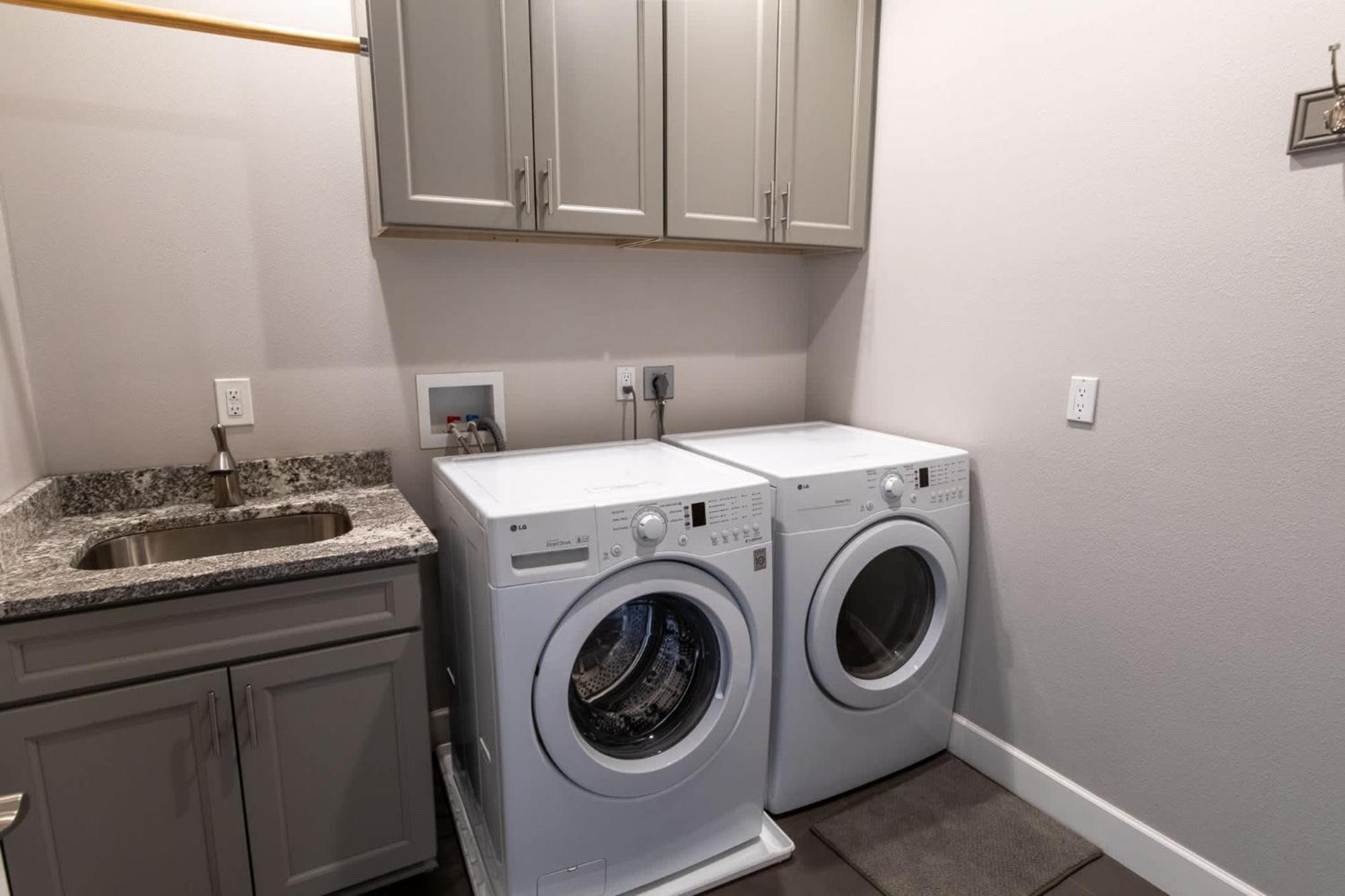5 Bed 3 Bath Uptown Sedona-game Room-sauna-cold Plunge-jacuzzi-gym Holiday home *