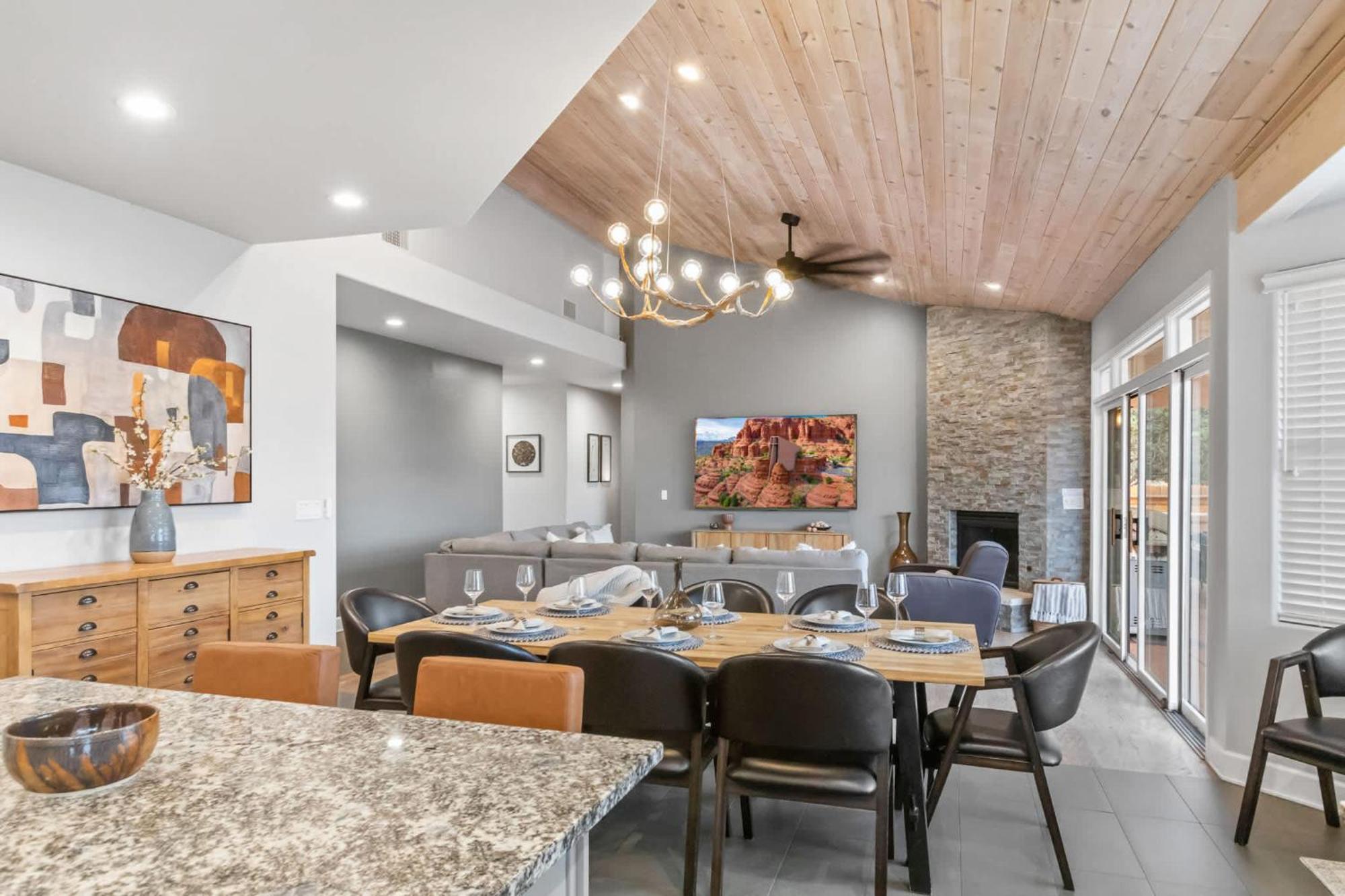 5 Bed 3 Bath Uptown Sedona-game Room-sauna-cold Plunge-jacuzzi-gym Holiday home *