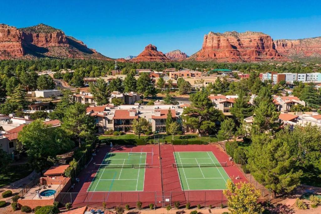 New! Huge Game Room, Hikeable, Red Rock View, Fireplace, Ping Pong, Yoga, Golf Course, Pickle Ball! Holiday home *